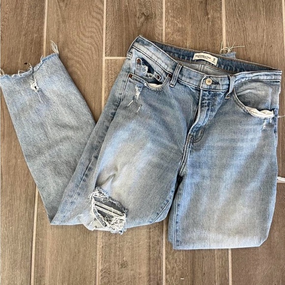 Abercrombie Mid Rise Boyfriend Jean - Picture 1 of 6